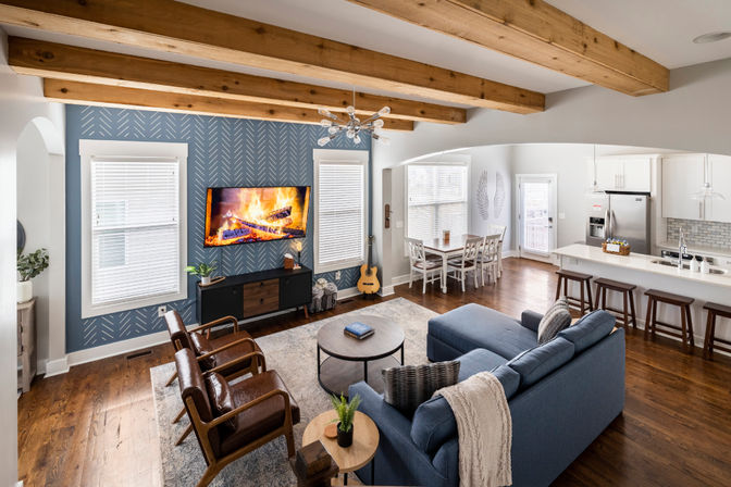 Underwood Manor: Hot Tub, Fire Pit, IG Photo Spots, Glam Area, & Close to Broadway. image 1