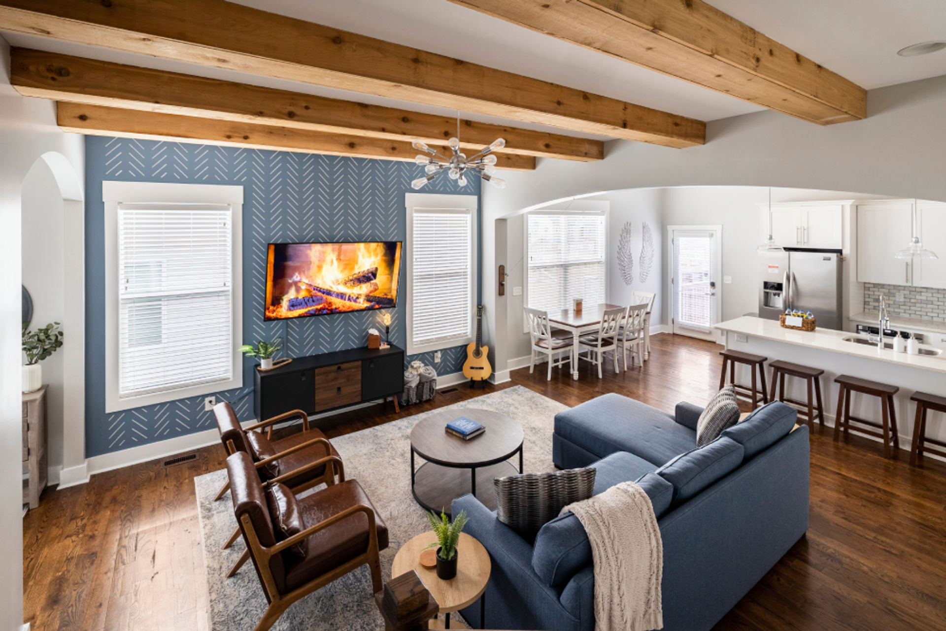 Underwood Manor: Hot Tub, Fire Pit, IG Photo Spots, Glam Area, & Close to Broadway. image 1