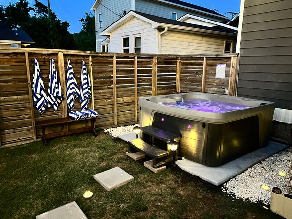 Underwood Manor: Hot Tub, Fire Pit, IG Photo Spots, Glam Area, & Close to Broadway. image 6