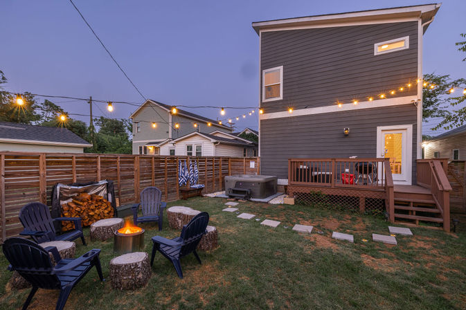 Underwood Manor: Hot Tub, Fire Pit, IG Photo Spots, Glam Area, & Close to Broadway. image 34