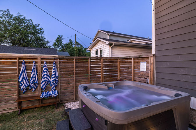 Underwood Manor: Hot Tub, Fire Pit, IG Photo Spots, Glam Area, & Close to Broadway. image 33