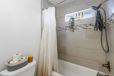 Pickle & Play Villa: Luxe Vegas Retreat with Pool, Pickleball & Mini Golf image 31
