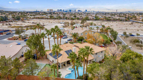 Pickle & Play Villa: Luxe Vegas Retreat with Pool, Pickleball & Mini Golf image 43