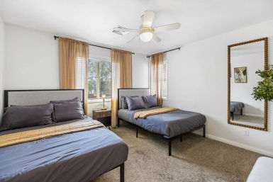 Pickle & Play Villa: Luxe Vegas Retreat with Pool, Pickleball & Mini Golf image 23