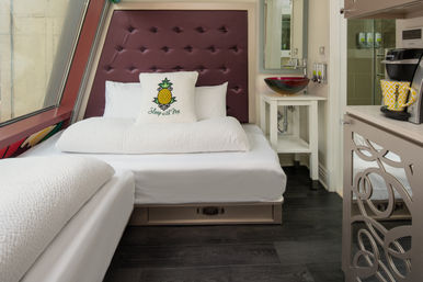 Staypineapple: Artful Hotel in Midtown New York image 21