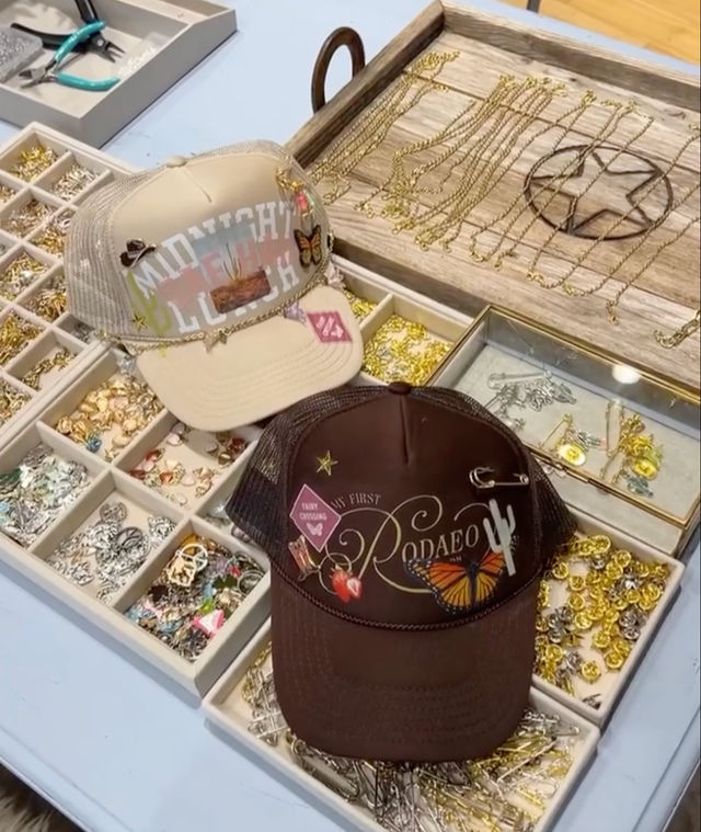 Design Bar Experience: Stylish Trucker Hats, Tote Bags & Accessories image 4
