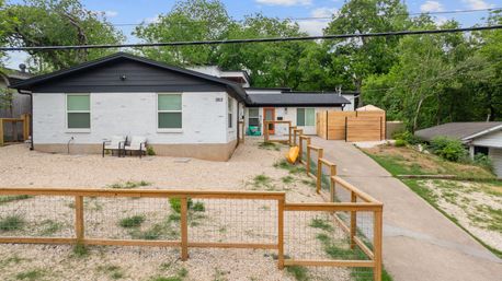 The Armadillo Zen Den: Designer Retreat in Travis Heights - Cowboy Pool, Putt-Putt, Cornhole & More image 36