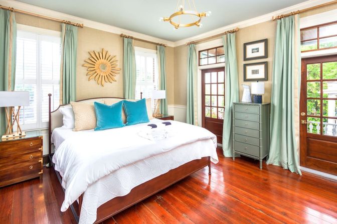 The Inns: 9-Bedroom Victorian Home with Additional 1-Bedroom Guest Cottage in Downtown Charleston image 7