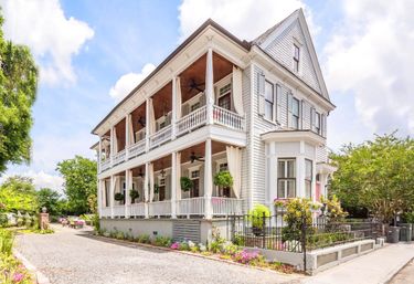The Inns: 9-Bedroom Victorian Home with Additional 1-Bedroom Guest Cottage in Downtown Charleston image 2
