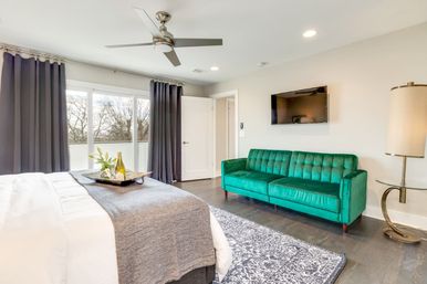 Aviator-Themed 3BR Escape with Skyline Views & Rooftop Vibes image 23