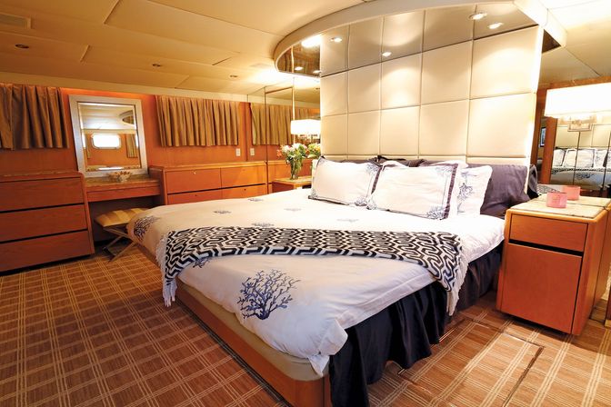 Insta-Worthy Luxury Yacht Experience with Onboard Jacuzzi image 7