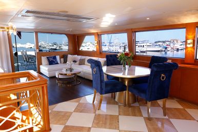 Insta-Worthy Luxury Yacht Experience with Onboard Jacuzzi image 9