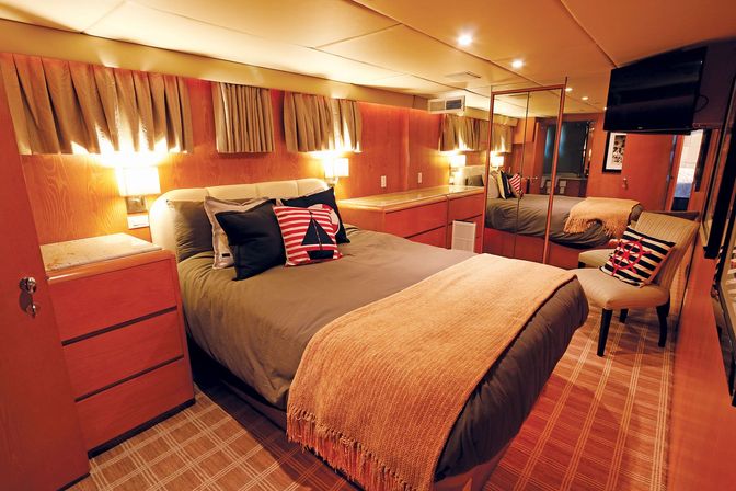 Insta-Worthy Luxury Yacht Experience with Onboard Jacuzzi image 11