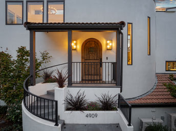 Wander West Seattle:  5 BR Retreat with Unmatched Puget Sound Views image 6