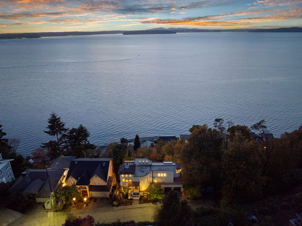 Wander West Seattle:  5 BR Retreat with Unmatched Puget Sound Views image 9