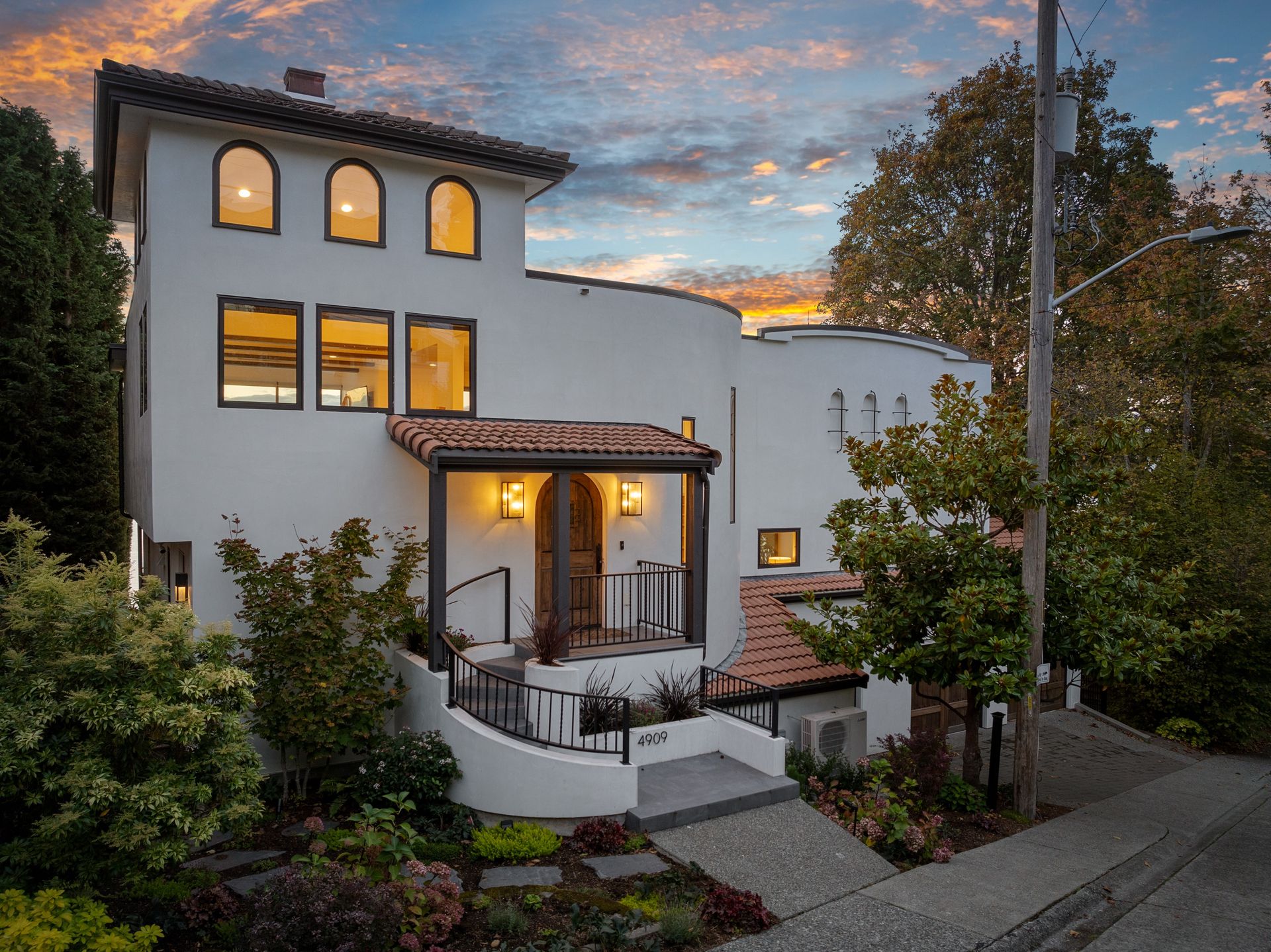 Wander West Seattle:  5 BR Retreat with Unmatched Puget Sound Views image 2