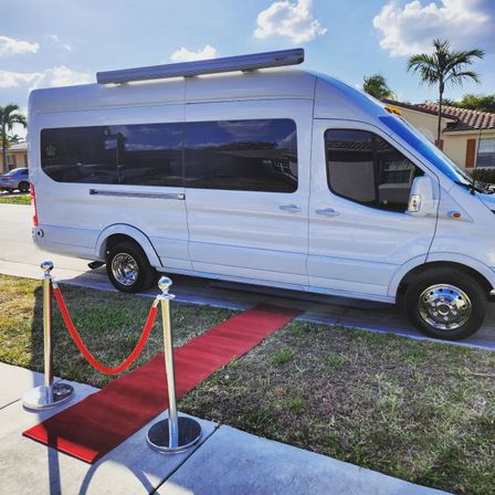 Ride in Style with Golden Limos: Your Ultimate Party on Wheels image 1