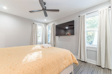 Caza Azul: Modern 3 BR group oasis in Southtown with Hot Tub image 11