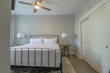 Caza Azul: Modern 3 BR group oasis in Southtown with Hot Tub image 28