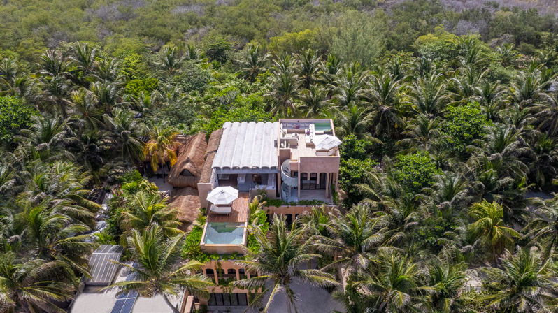 Casa Romeo: 5 BR Deluxe Villa Steps from the Beach image 7