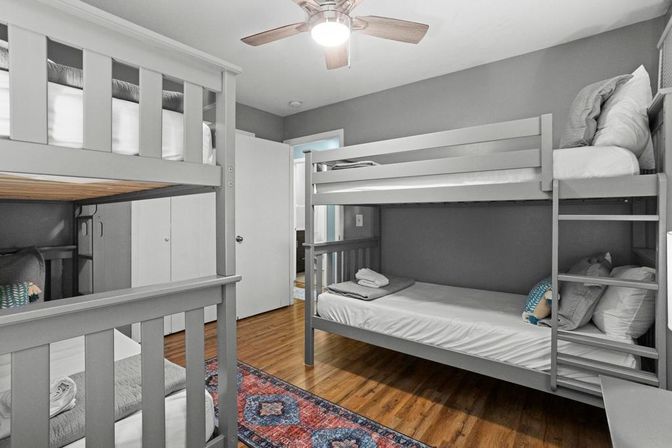 Misty Court Retreat: Sleeps 10 with Outdoor Area for Groups image 17