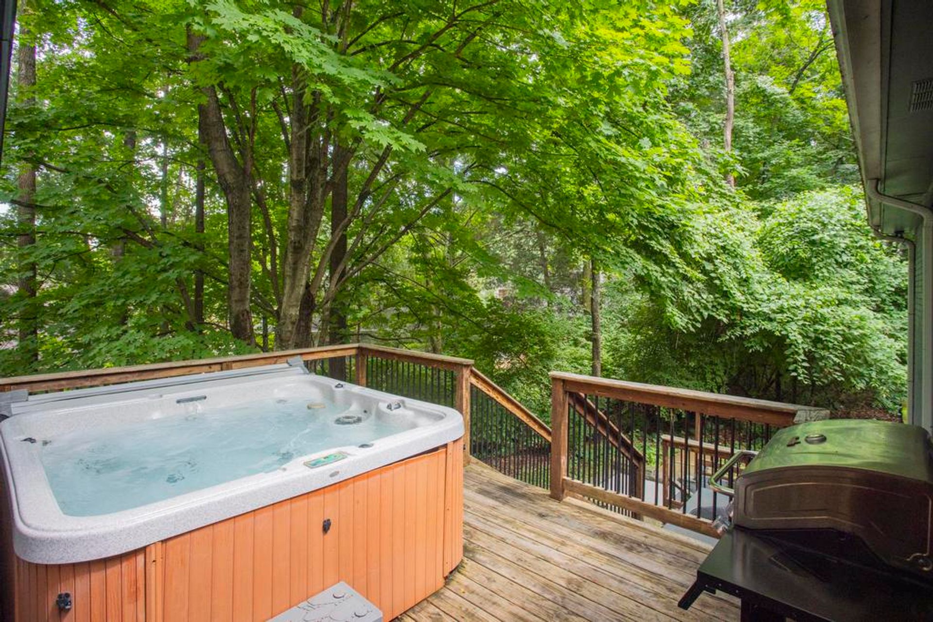 Misty Court Retreat: Sleeps 10 with Outdoor Area for Groups image 2