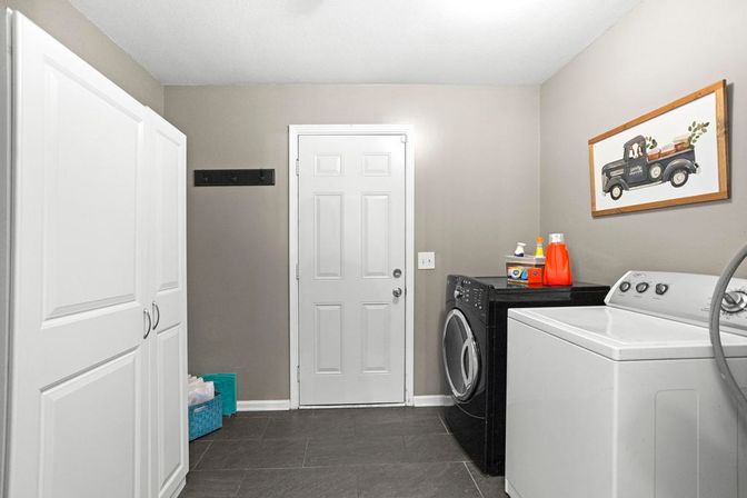 Misty Court Retreat: Sleeps 10 with Outdoor Area for Groups image 13