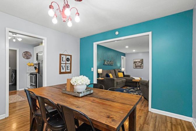 Misty Court Retreat: Sleeps 10 with Outdoor Area for Groups image 9
