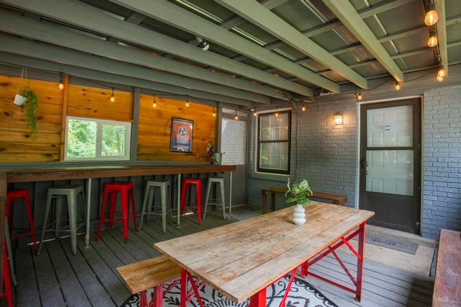 Misty Court Retreat: Sleeps 10 with Outdoor Area for Groups image 5