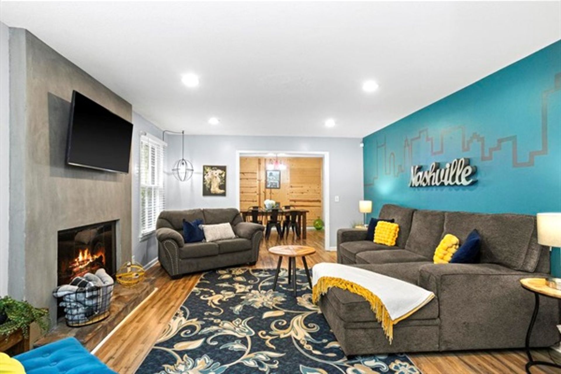 Misty Court Retreat: Sleeps 10 with Outdoor Area for Groups image 1