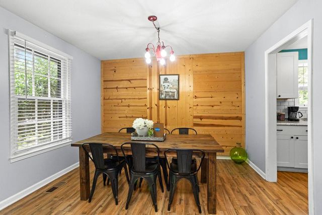 Misty Court Retreat: Sleeps 10 with Outdoor Area for Groups image 4
