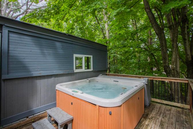 Misty Court Retreat: Sleeps 10 with Outdoor Area for Groups image 24