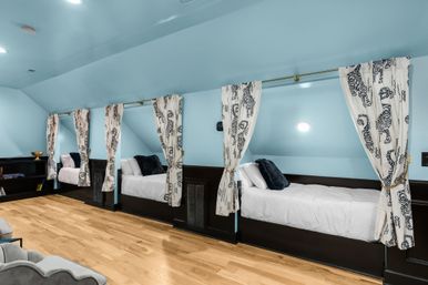 Where Memories Take Flyght: Centrally Located 7 BR with Pickleball Court, Outdoor Gym + Pool Table image 15