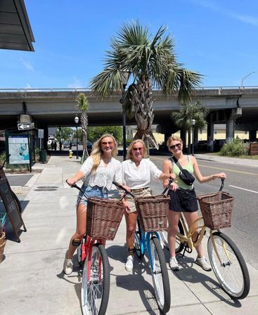 Rainbow Row Beach Cruisers + The Brides Ride: Downtown Bicycle Rental image 3