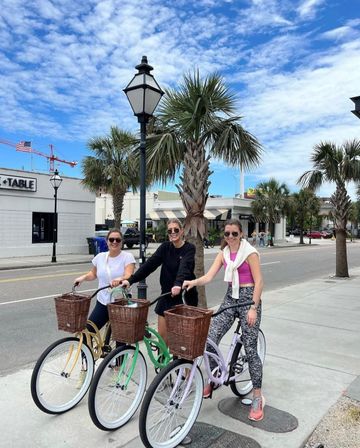 Rainbow Row Beach Cruisers + The Brides Ride: Downtown Bicycle Rental image 4
