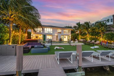 Lago Key 9-BR Canal Front Villa for Groups: Pool, Dock & Outdoor Lounge Areas image 66