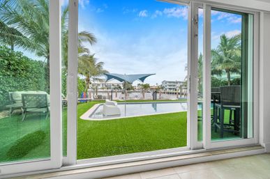 Lago Key 9-BR Canal Front Villa for Groups: Pool, Dock & Outdoor Lounge Areas image 41
