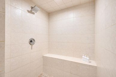 Lago Key 9-BR Canal Front Villa for Groups: Pool, Dock & Outdoor Lounge Areas image 23