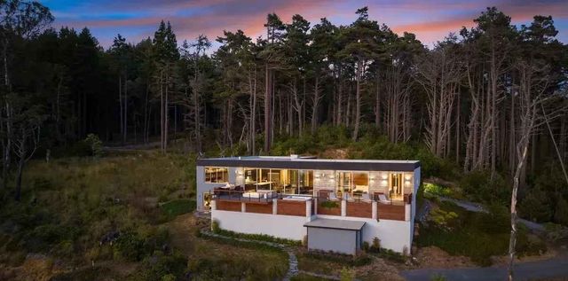 Wander Anchor Cove: Luxury Oceanfront Vacation Rental in Gualala, California with Hot Tub & Panoramic Views image 3