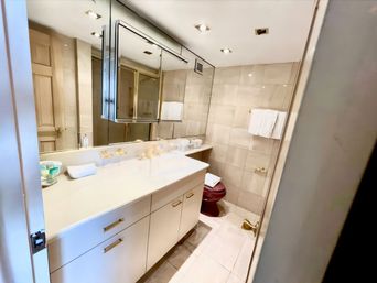Miami Beach Oceanfront Suite with Access to 2 Pools, Hot Tubs, Jet Ski Rentals & Gym image 5