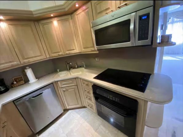 Miami Beach Oceanfront Suite with Access to 2 Pools, Hot Tubs, Jet Ski Rentals & Gym image 12