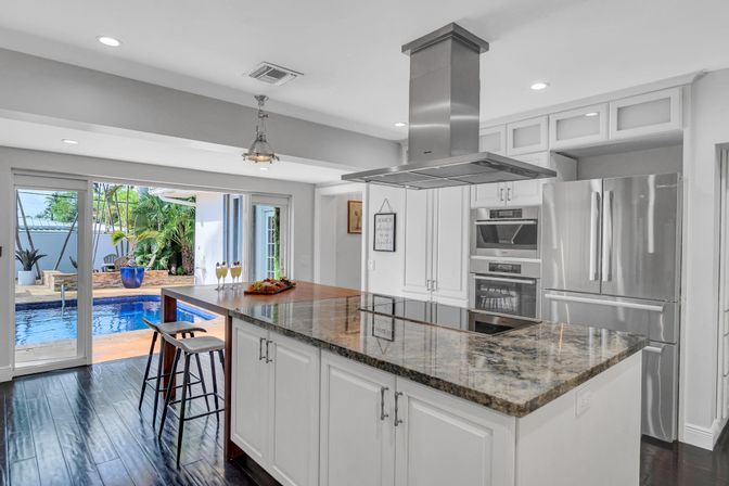 Harbor Key: 6-BR Villa with Pool, Lounge Areas & Outdoor Bar for Group Getaways image 37