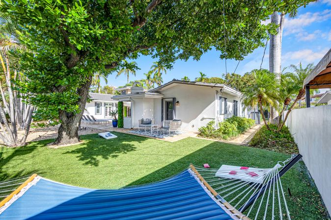Harbor Key: 6-BR Villa with Pool, Lounge Areas & Outdoor Bar for Group Getaways image 96