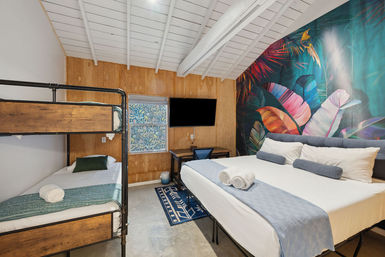 Good Life Resort 6 BR Surf Loft with Event Space image 25