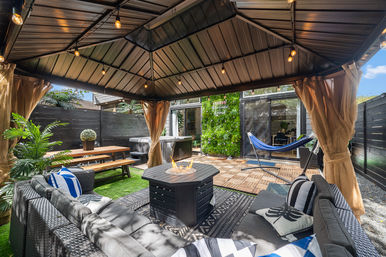 The Black House: Downtown Escape with Hot Tub, Chef, Stylish Decor, Massage & Mixology Class image 39