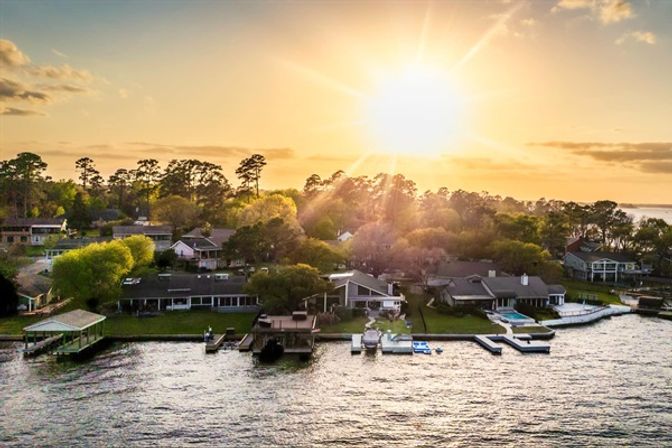 Conroe Lakefront Cottage: Dockside Retreat with Fishing, Kayaks & Boat Taxi Service image 1