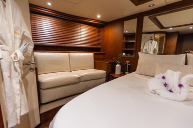 Miami Luxe: Party in Style Aboard the 100' Azimut Yacht image 17