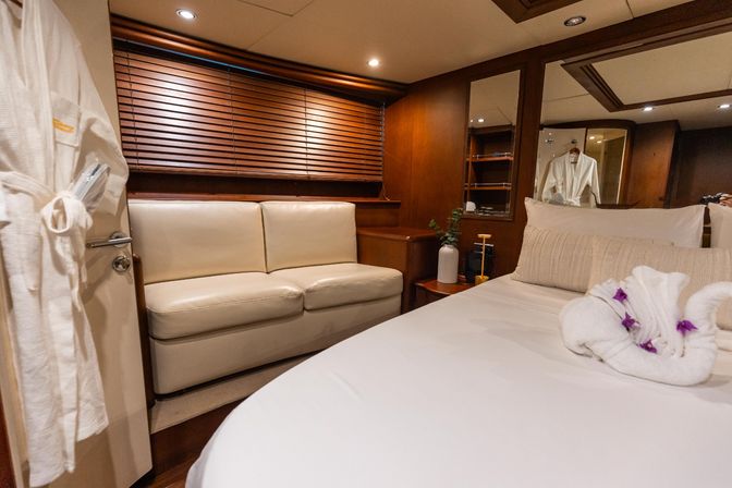 Miami Luxe: Party in Style Aboard the 100' Azimut Yacht image 17