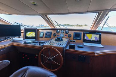 Miami Luxe: Party in Style Aboard the 100' Azimut Yacht image 13