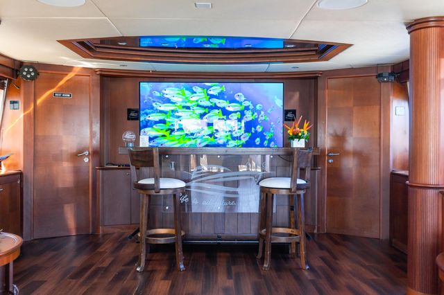 Miami Luxe: Party in Style Aboard the 100' Azimut Yacht image 4